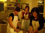 scuola di cucina: all'opera sotto lo sguardo della severa maestra