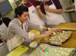 scuola di cucina dei cuochivolanti: muriel con i paninetti
