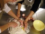 la scuola di cucina dei cuochivolanti: affollamento intorno alla pasta fresca